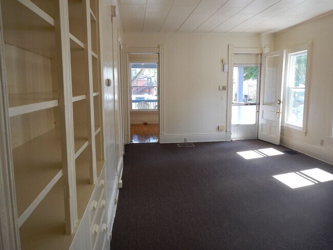 Building Photo - 129 Dell St