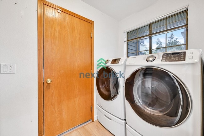 Building Photo - 3 BED & 2.5 BATH FOR RENT