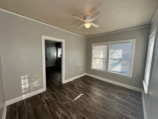 Building Photo - 216 W Oak Ave