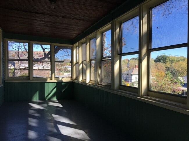 Building Photo - Lovely Single-Family 3BR Home in Vergennes...