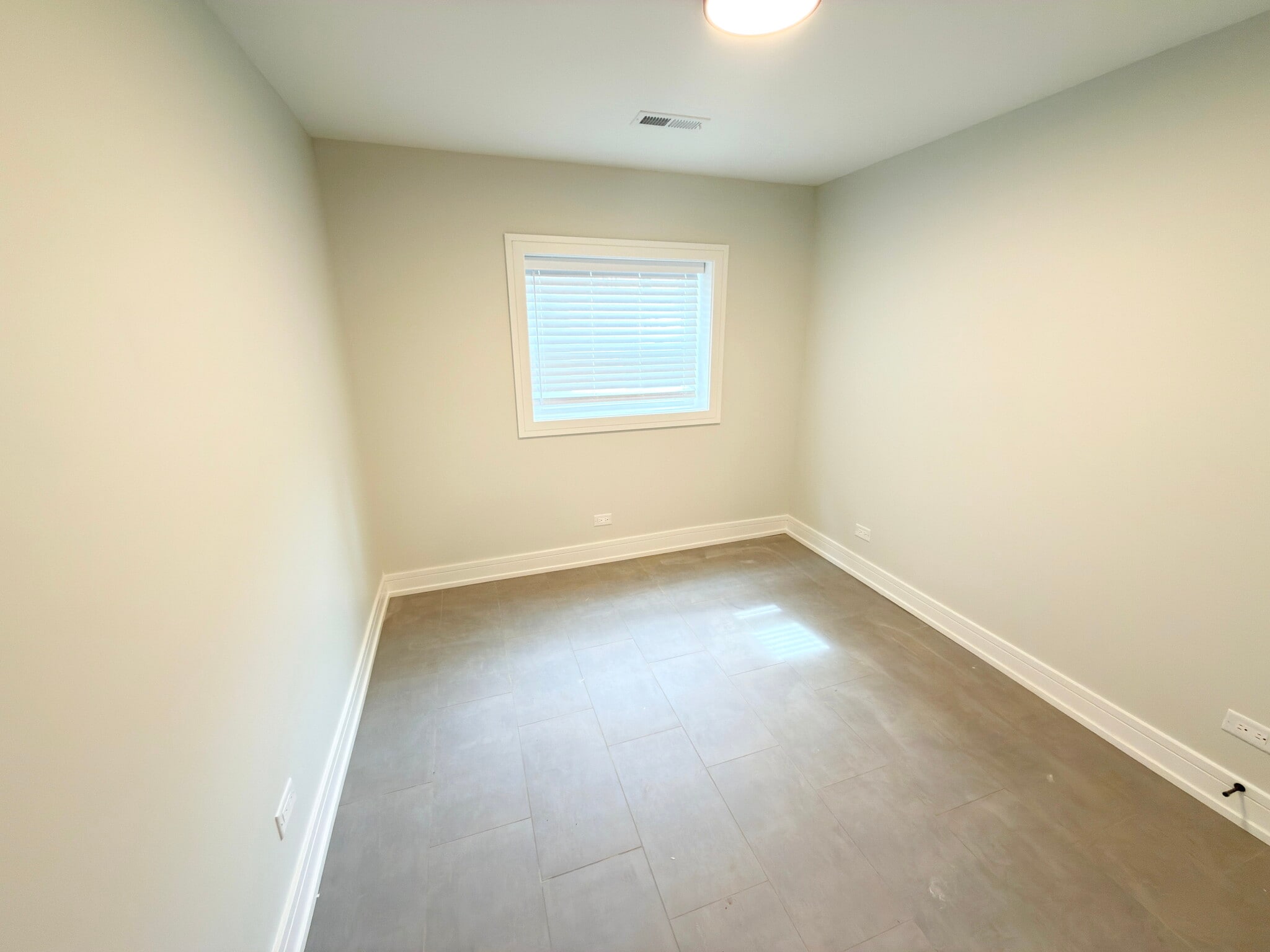 Building Photo - 858 N Paulina St