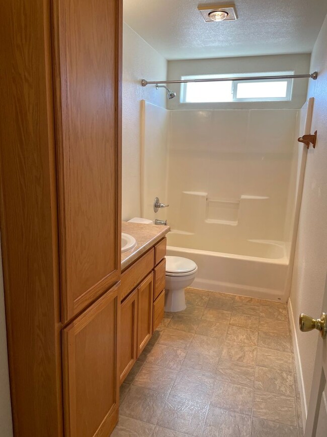 Building Photo - Very Nice 2 bedroom 1.5 Bath Townhome
