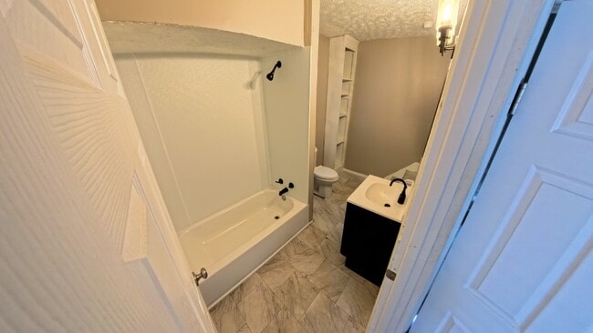 Building Photo - Three Bedroom Single Family Home!