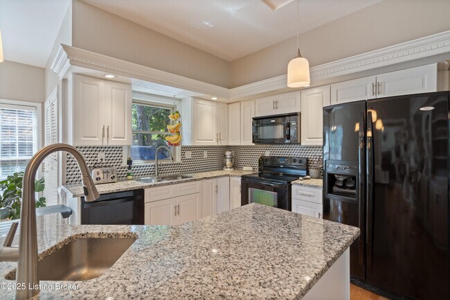 Building Photo - 305 Lake Forest Pkwy