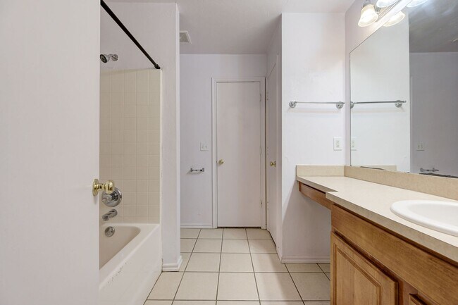 Building Photo - Gorgeous 3 bed 2 bath in Norman!