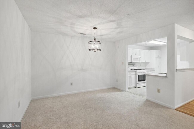 Building Photo - 10012 Vanderbilt Cir