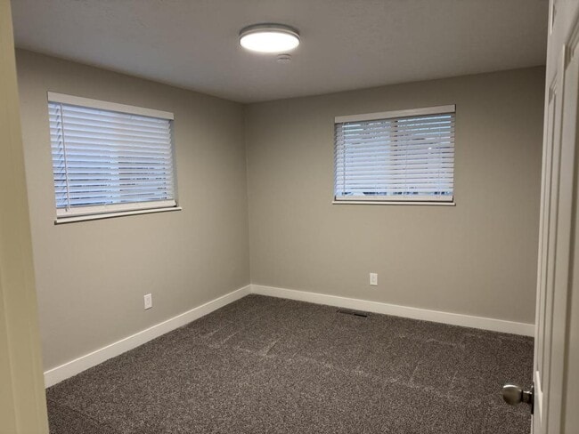 Building Photo - 1154 E 5th St