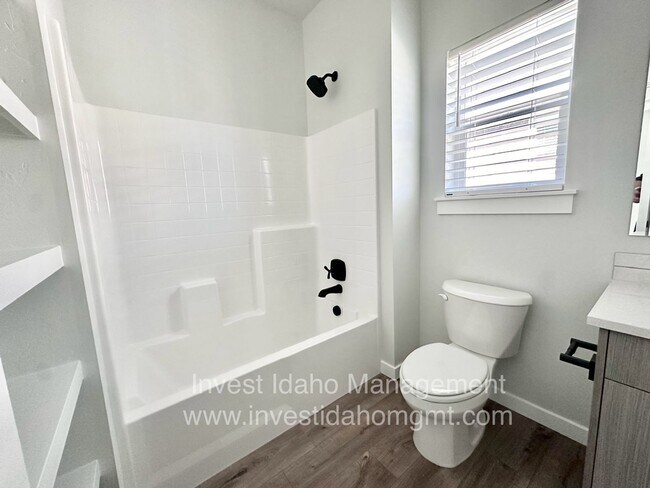 Building Photo - Prioritize comfortable living in this CBH ...
