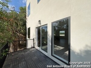 Building Photo - 2615 S Flores St