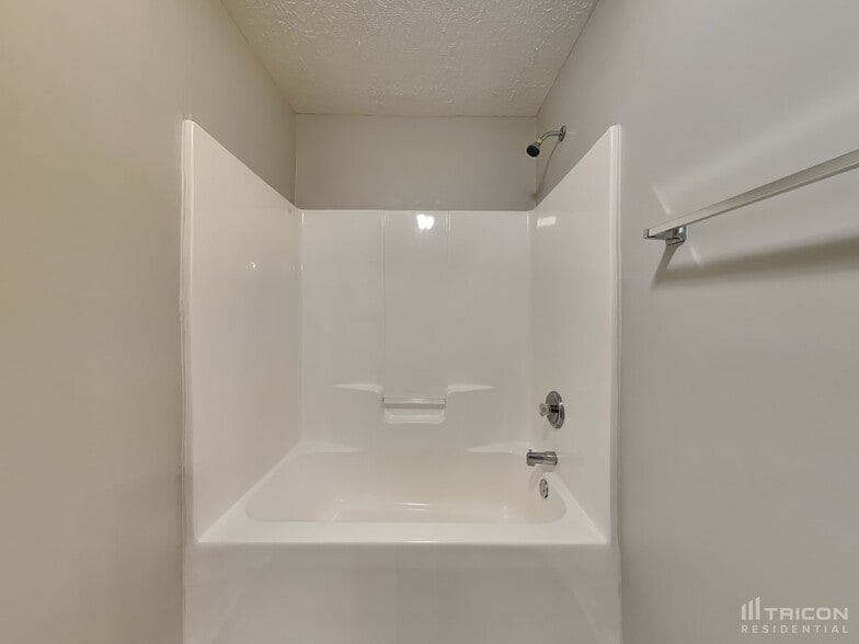 Building Photo - 734 Trickle Ln