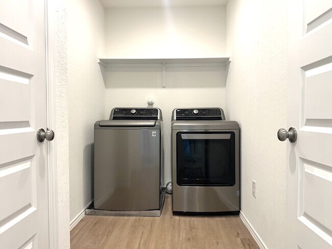 Building Photo - Spacious 4 Bed/2.5 Bath in Seguin with Easy I-10 Access
