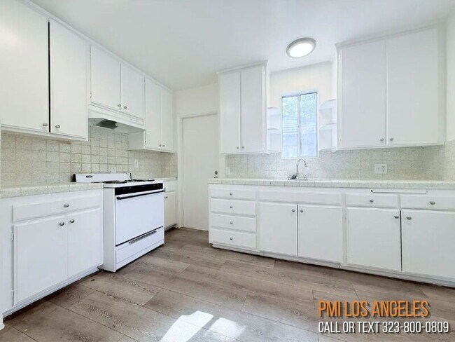 Building Photo - 10565 Camarillo St