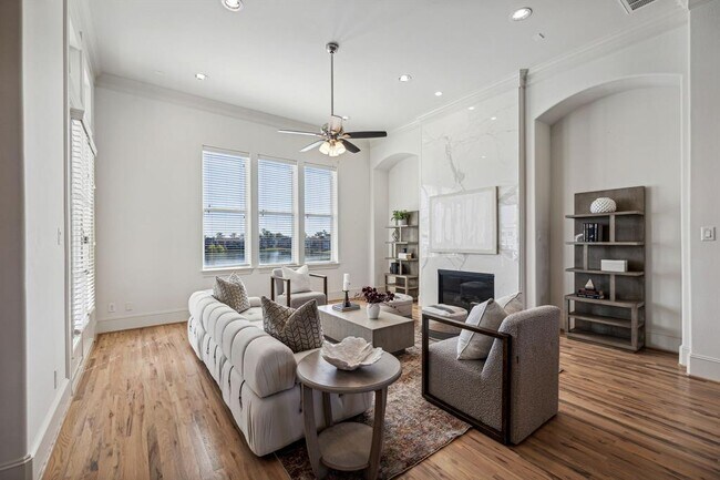 Building Photo - 2122 Lakeshore Edge Dr