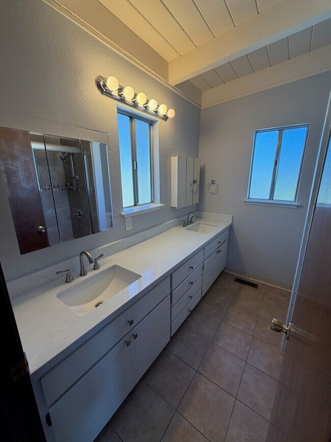 Building Photo - 3630 Lupine Ave