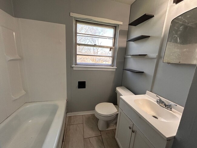 Building Photo - 4 Bed 1 Bath *SECTION 8 APPROVED*