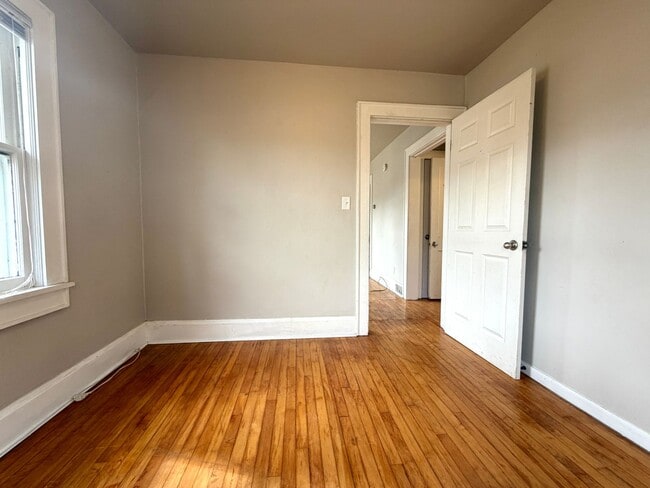 Building Photo - Cozy 2 Bedroom Single Family Home- Near Bellevue Wi