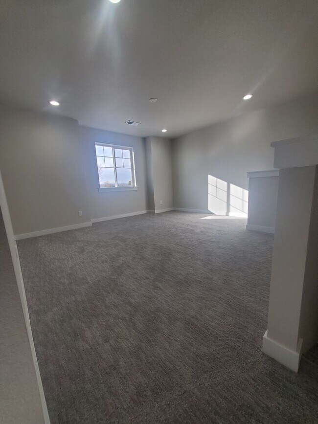 Building Photo - Updated and Very Spacious 3 Bedroom Townho...