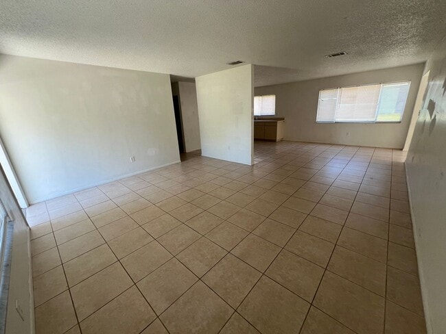 Building Photo - AVAIL 10/15 -- $1,250 ** Annual ** 3 Bed /...