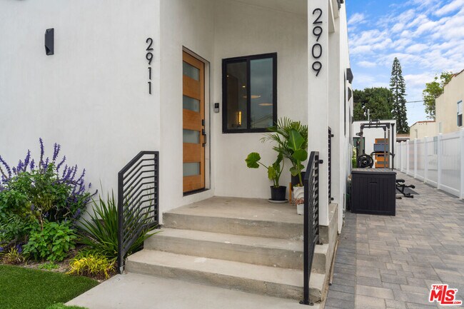 Building Photo - 2911 S Rimpau Blvd