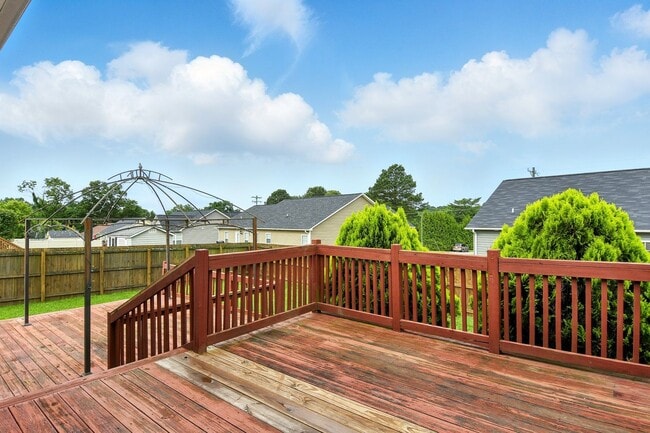 Building Photo - Charming 3BR Brick Home with Private Yard ...