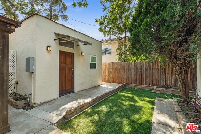 Building Photo - 2002 Kelton Ave