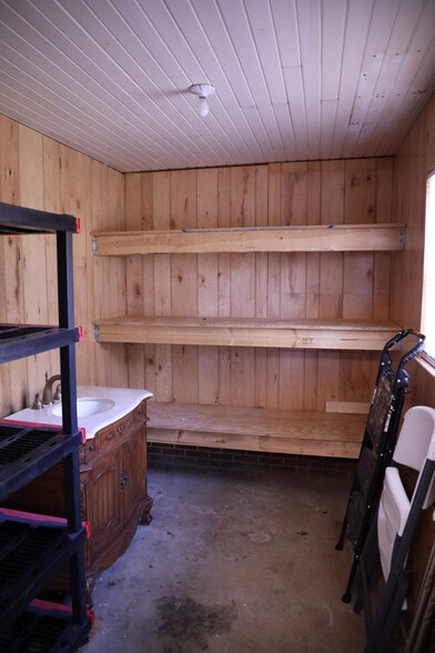 Building Photo - Room in Single Family Home on Mineral Springs Rd