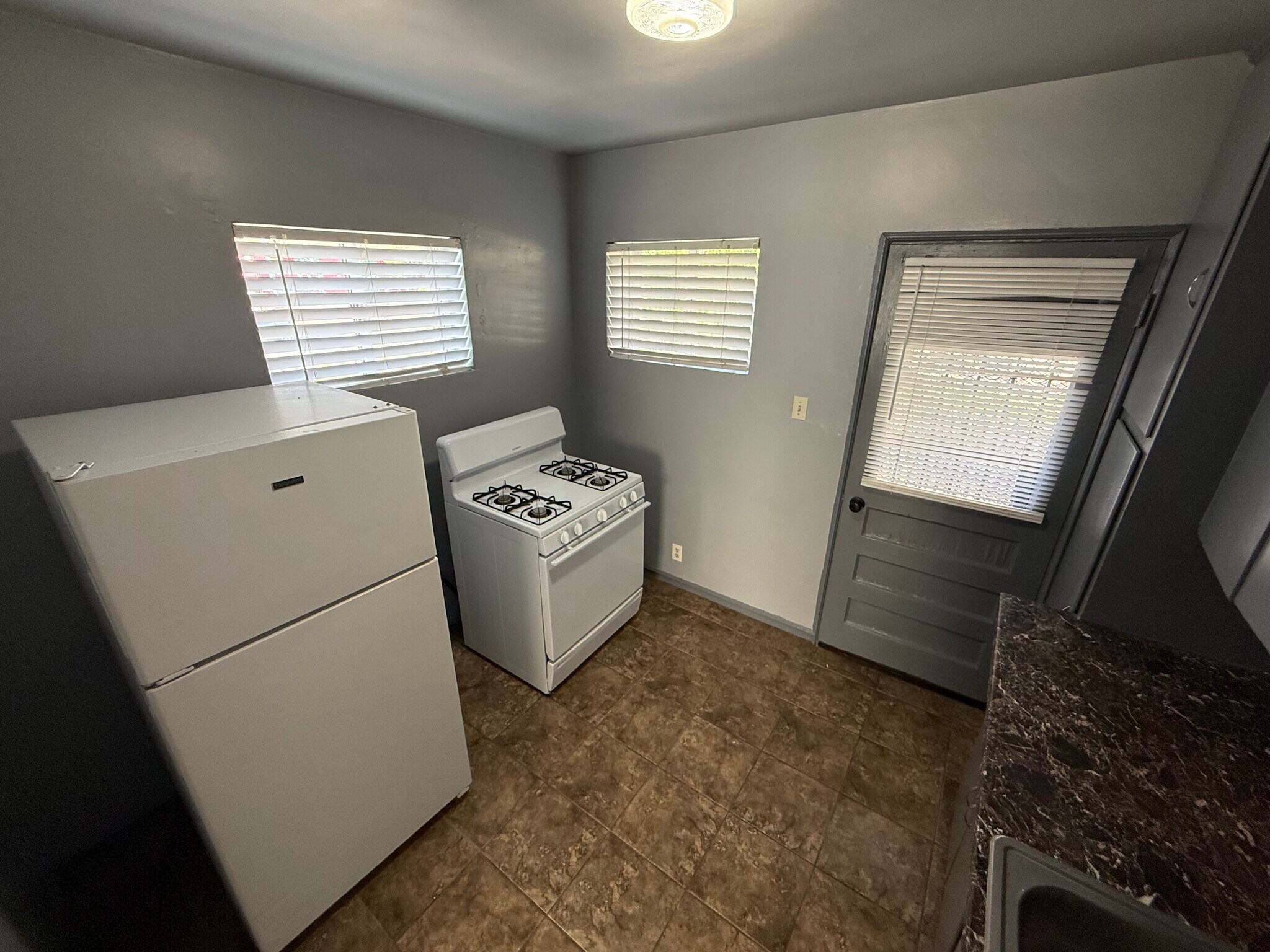 Kitchen - 2527 Fort Blvd