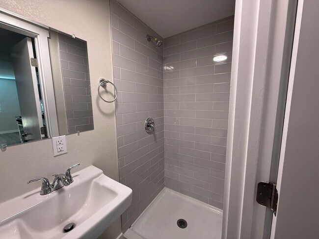 Building Photo - A606