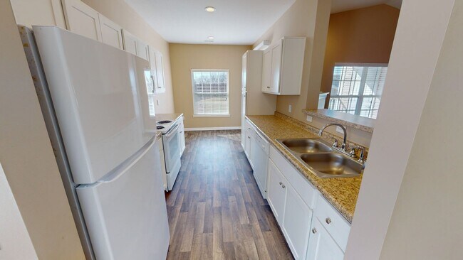 Building Photo - Second Floor Rear View 3 Bedroom in a Gate...