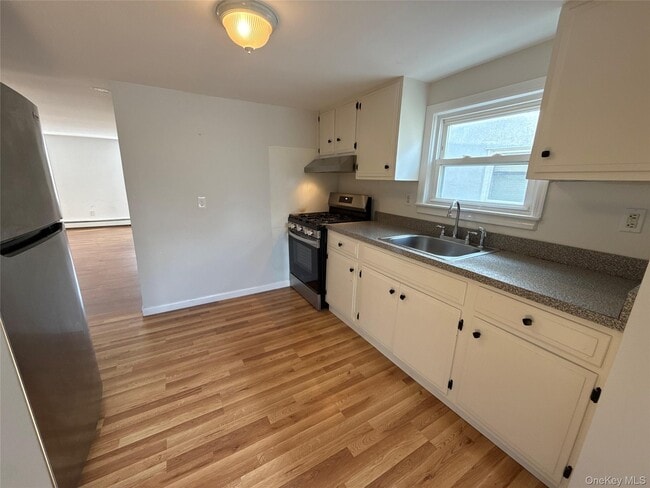 Building Photo - 49 1/2 Elm St