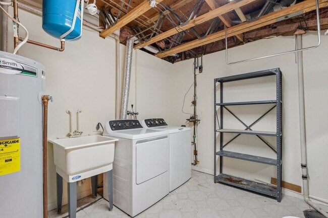 Building Photo - Spacious, Renovated Townhome Near Vienna M...