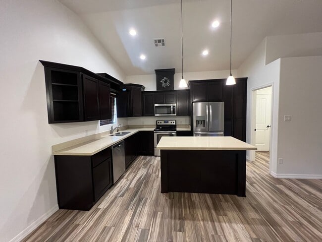 Building Photo - 4 BEDROOM POOL & SOLAR HOME