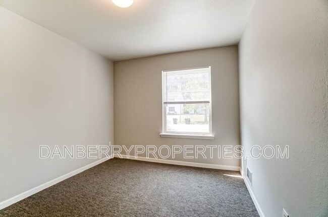 Building Photo - 3704 Willow Run Dr