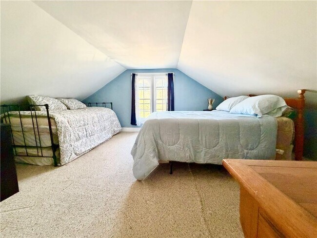 Building Photo - 327 Spring St