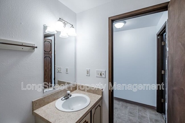 Building Photo - 1950 NW Hayes Ave