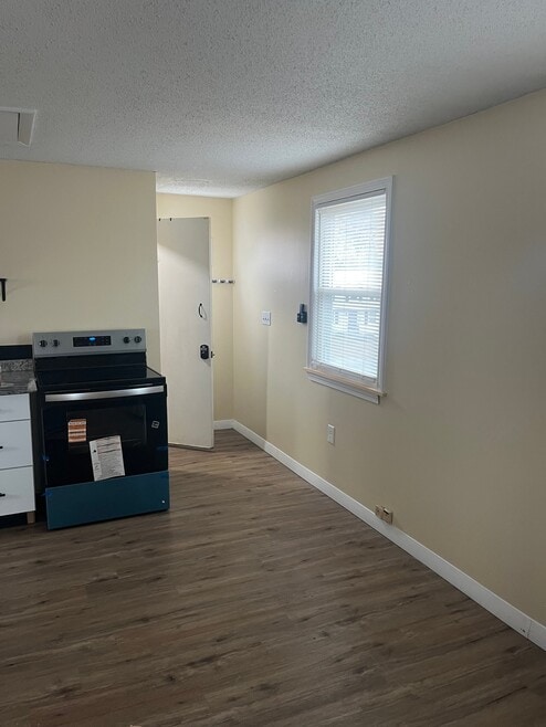 Building Photo - 10 Cindy Dr