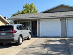 Building Photo - 5310-5312 Wallaby Way