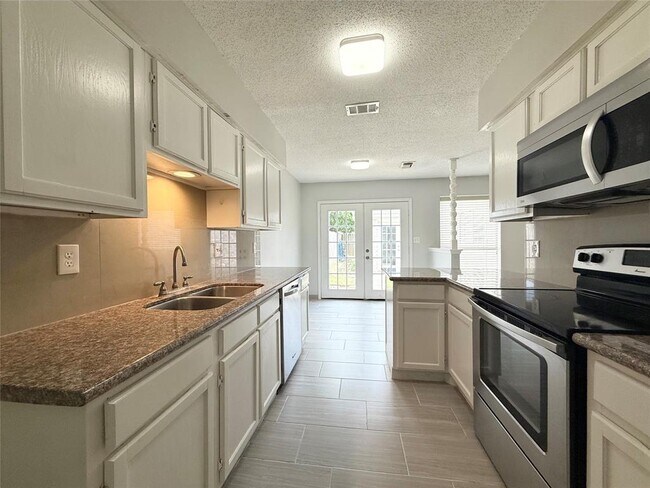Building Photo - 2131 Highland Hills Dr