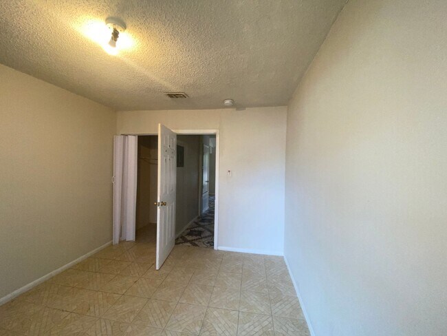 Building Photo - Near Downtown and PORT SA, BOEING CENTER T...