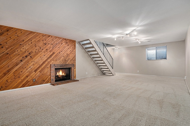 Building Photo - Charming Townhouse with Gas Fireplace & Basement Retreat in Columbine Lakes Community!