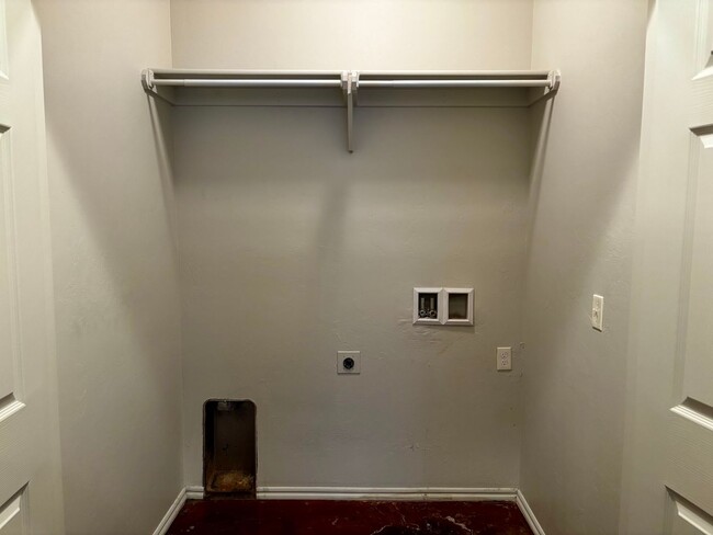 Building Photo - 3br 2ba duplex with 2 car garage!!