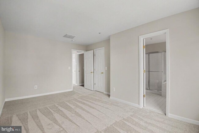 Building Photo - 100 Meadows Ln