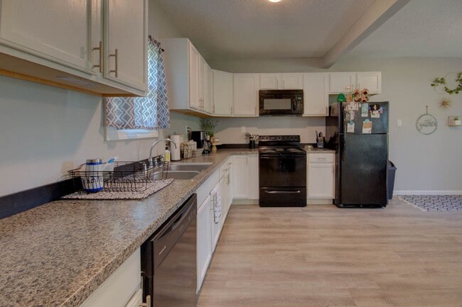 Building Photo - 3 bed home