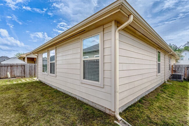 Building Photo - 12943 Pecan Shores Dr