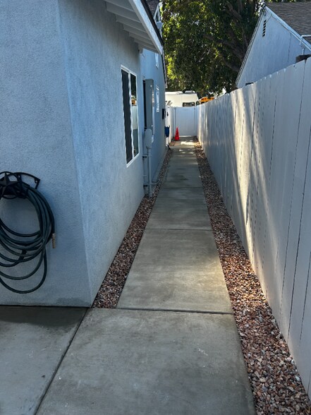 Building Photo - 7814 1/2 Lindley Ave