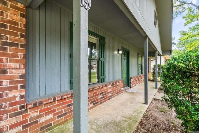 Building Photo - 19 Oak Forest Dr