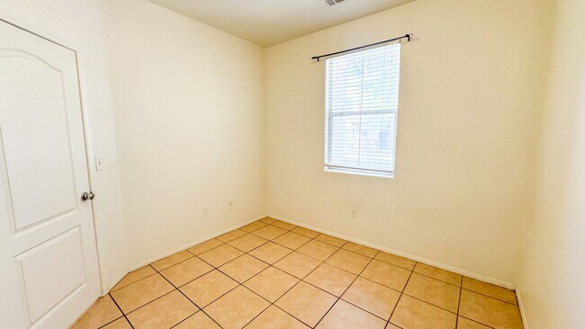 Building Photo - Spacious 3-Bed + Loft & Den | Granite Coun...