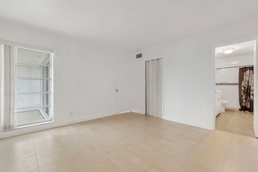 Building Photo - 3040 NE 16th Ave