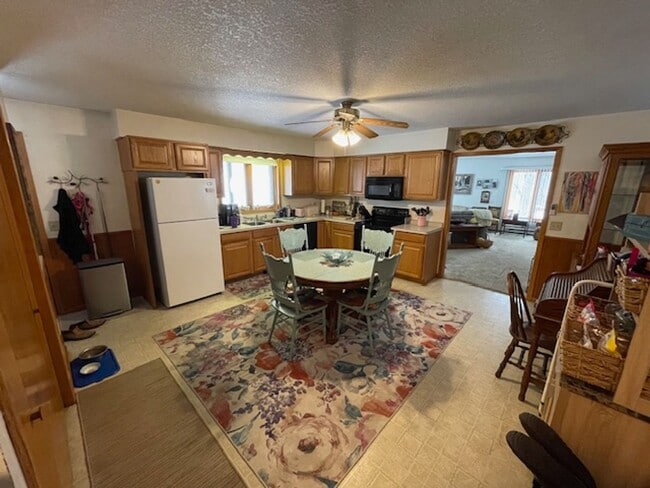 Building Photo - Spacious 3 bedroom in quiet country setting.