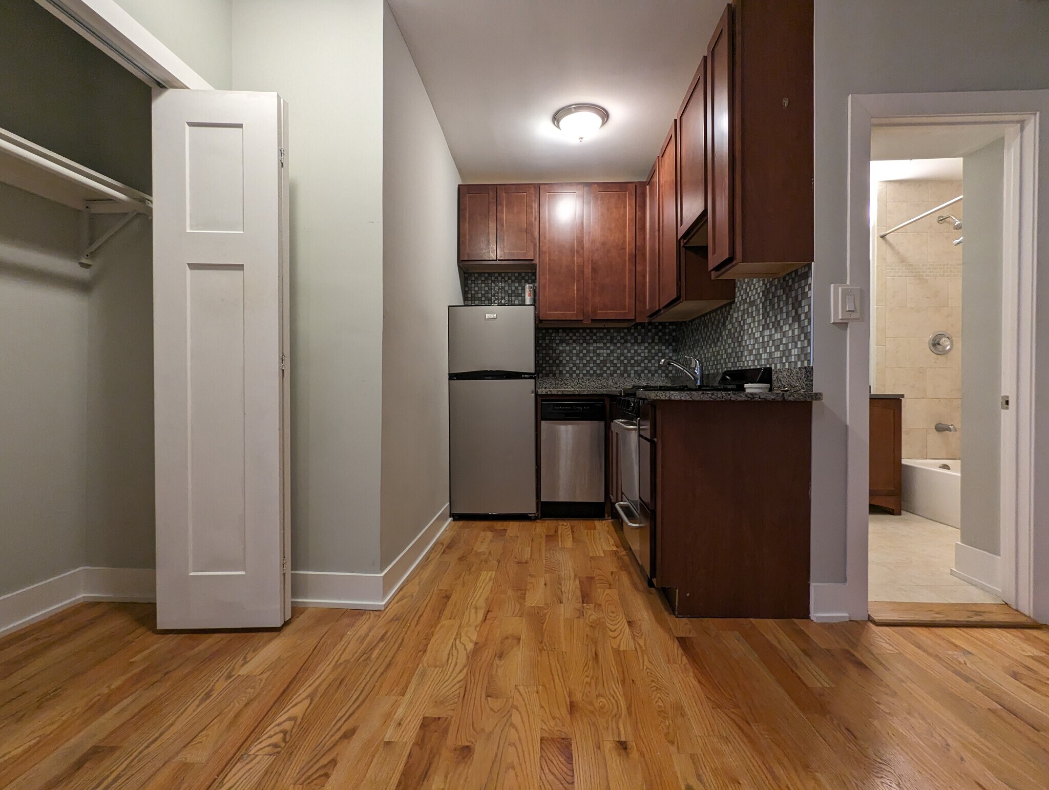 Building Photo - 833 W Wolfram St